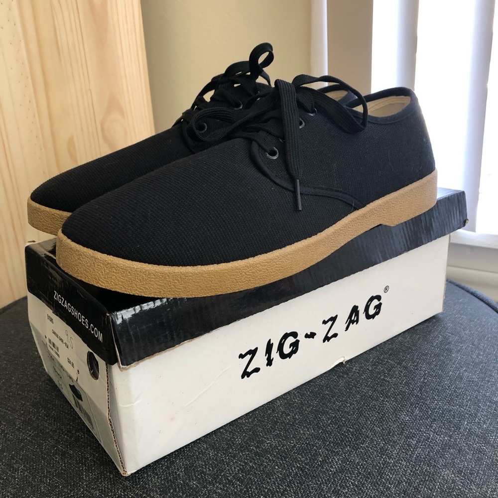 Men's Zig Zag Black Canvas Shoes. Size 9.5